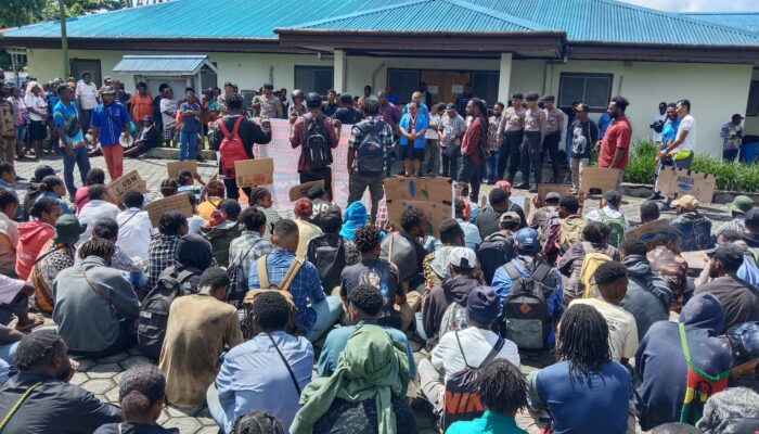 Ratusan Massa Geruduk Kantor YPMAK, Mahasiswa AK  minta Stop Pembatasan Kuota Pendidikan