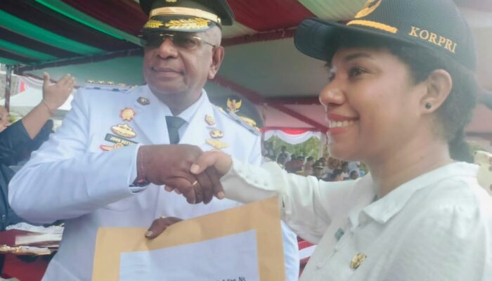 Bupati Mimika Serahkan SK CPNS Formasi 2024
