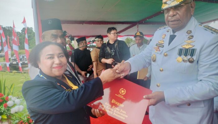 Tiga Pegawai Lingkup Pemkab Mimika Terima Piagam Tanda Kehormatan Presiden RI Satyalancana