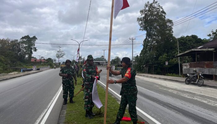 Prajurit Kodim Mimika Pasang Bendera Merah Putih, Meriahkan HUT Kemerdekaan RI ke – 80