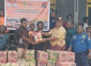 BPBD Mimika Serahkan Bantuan Bama untuk Korban Banjir di Wania