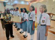 Gubernur Papua Tengah Serahkan Sembilan Leptop Untuk Pelajar di Mimika