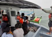 Sat Polairud Polres Mimika Evakuasi Perahu Pemancing, yang Kehabisan BBM di Muara Kampus Biru.
