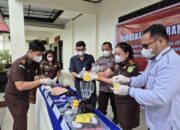 Kejari Mimika Musnahkan Barang Bukti Perkara yang Telah Berkekuatan Hukum Tetap