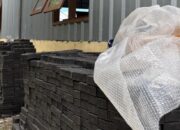 DLH Mimika Olah Sampah Plastik Jadi Paving Block