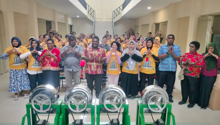 Gerak Cepat Kembangkan Sektor UMKM di Mimika, Dinas Koperasi dan UKM Latih dan Berikan Bantuan Mesin