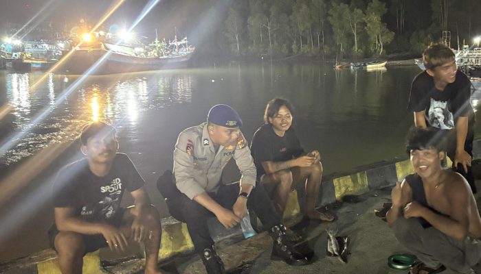 Personel Sat Polairud Polres Mimika Ingatkan Pentingnya Keselamatan Berlayar kepada Nelayan