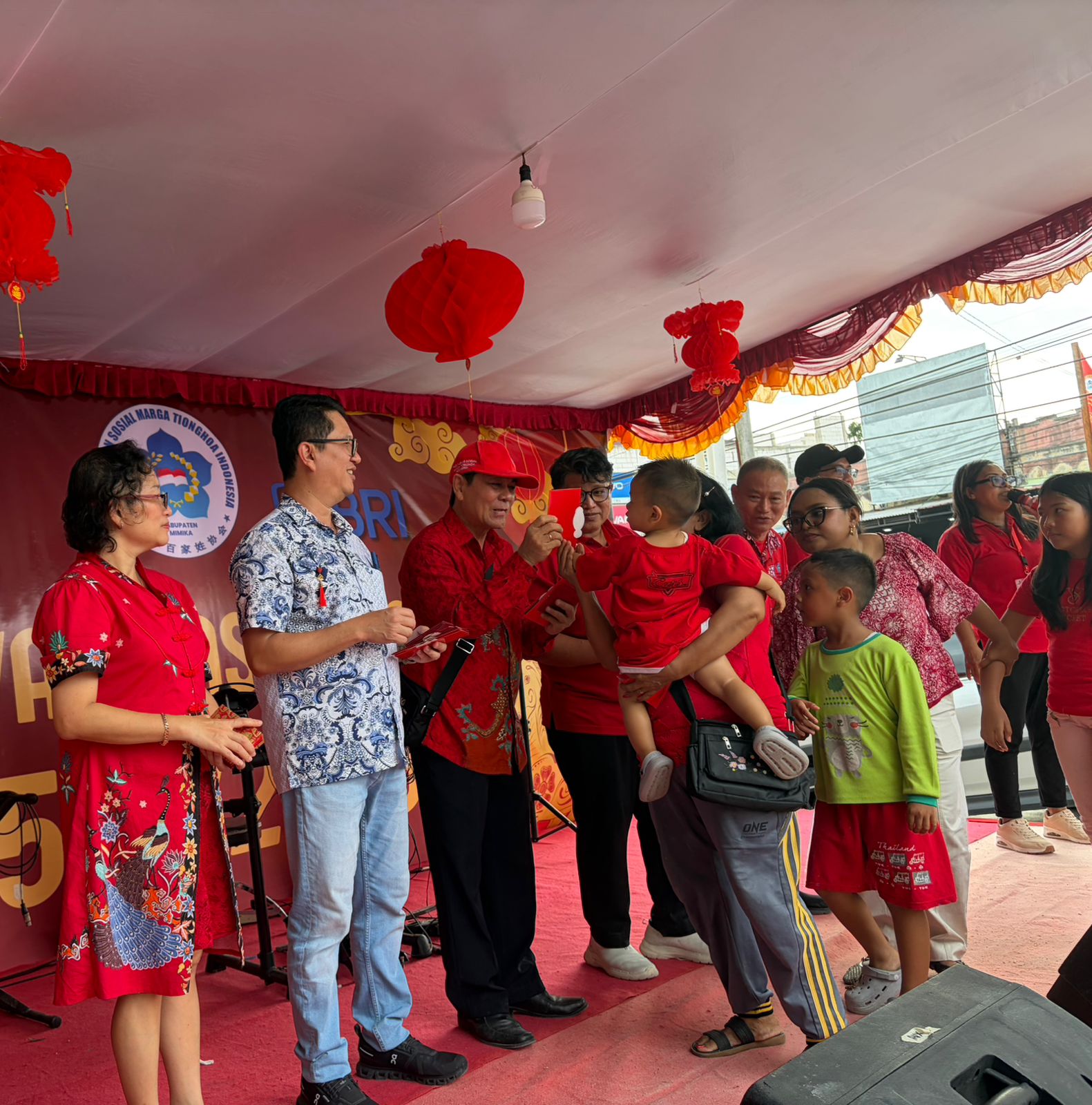 Rayakan Tahun Baru Imlek 2577/2026, Paguyuban Sosial Marga Thionghoa Indonesia Mimika Bagi Ratusan Angpao