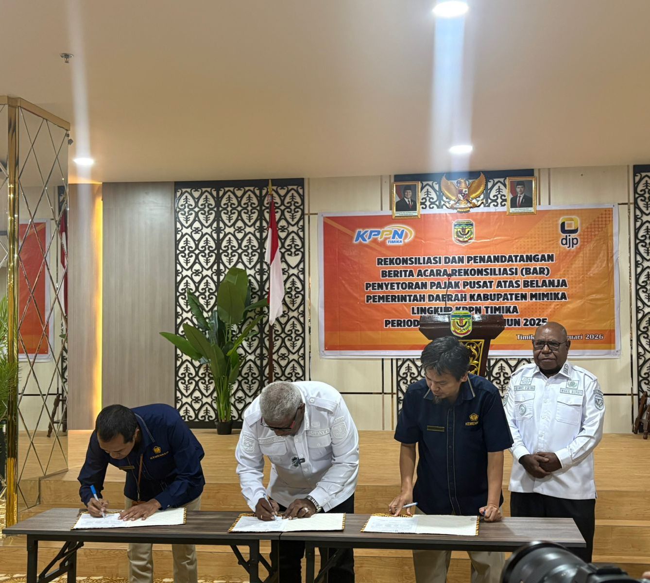 Evaluasi Penggunaan Anggaran Tahun 2025, Pemkab Mimika Tandatangani BAR Pajak Semester II Bersama KPP Pratama dan KPPN