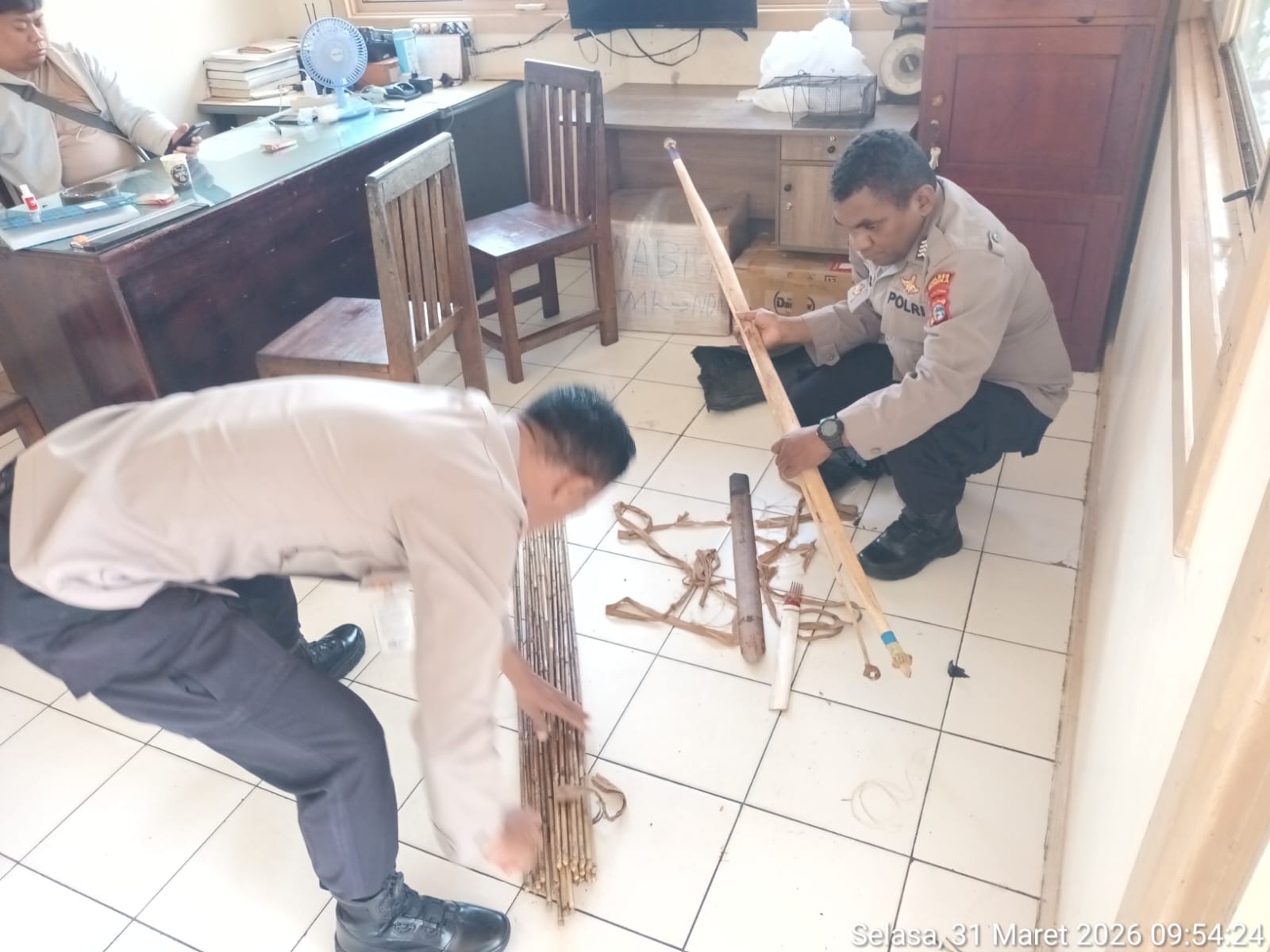 Polisi Razia Sajam di Bandara Mozes Kilangin