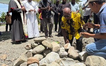 Wabup Kemong Letakkan Batu Pertama Pembangunan Wisma Unio Keuskupan Timika