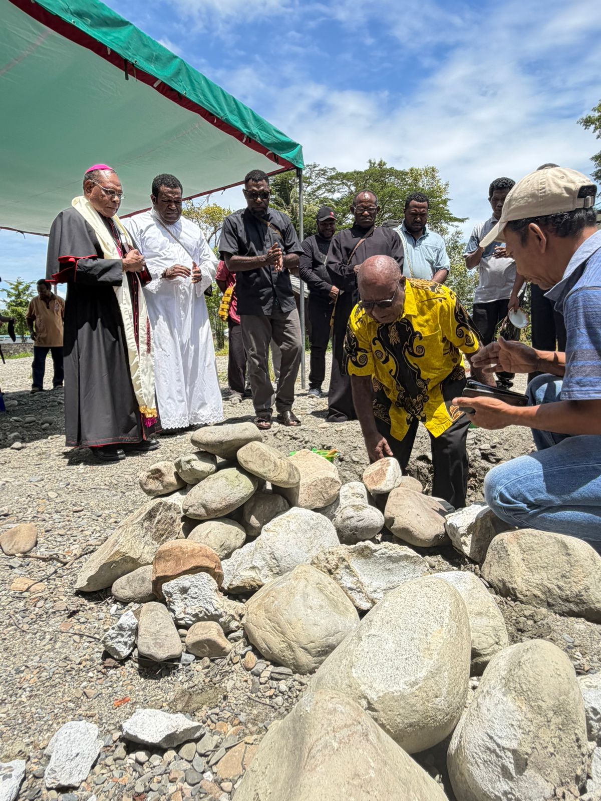 Wabup Kemong Letakkan Batu Pertama Pembangunan Wisma Unio Keuskupan Timika