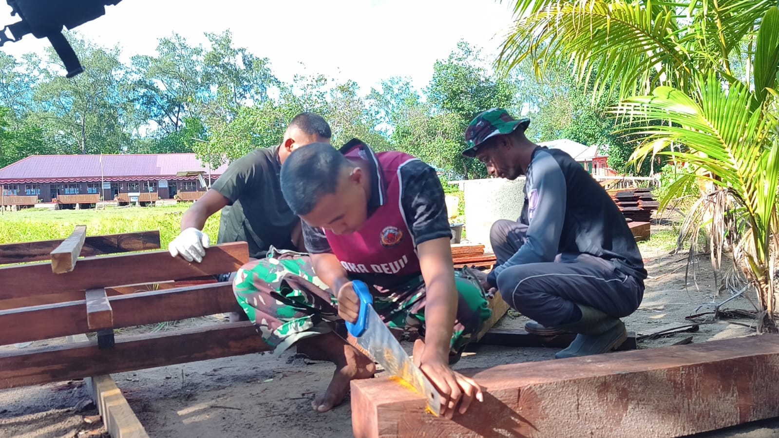 Satgas TMMD Bangun Fasilitas Lima Unit MCK Umum untuk Warga Kampung Keakwa