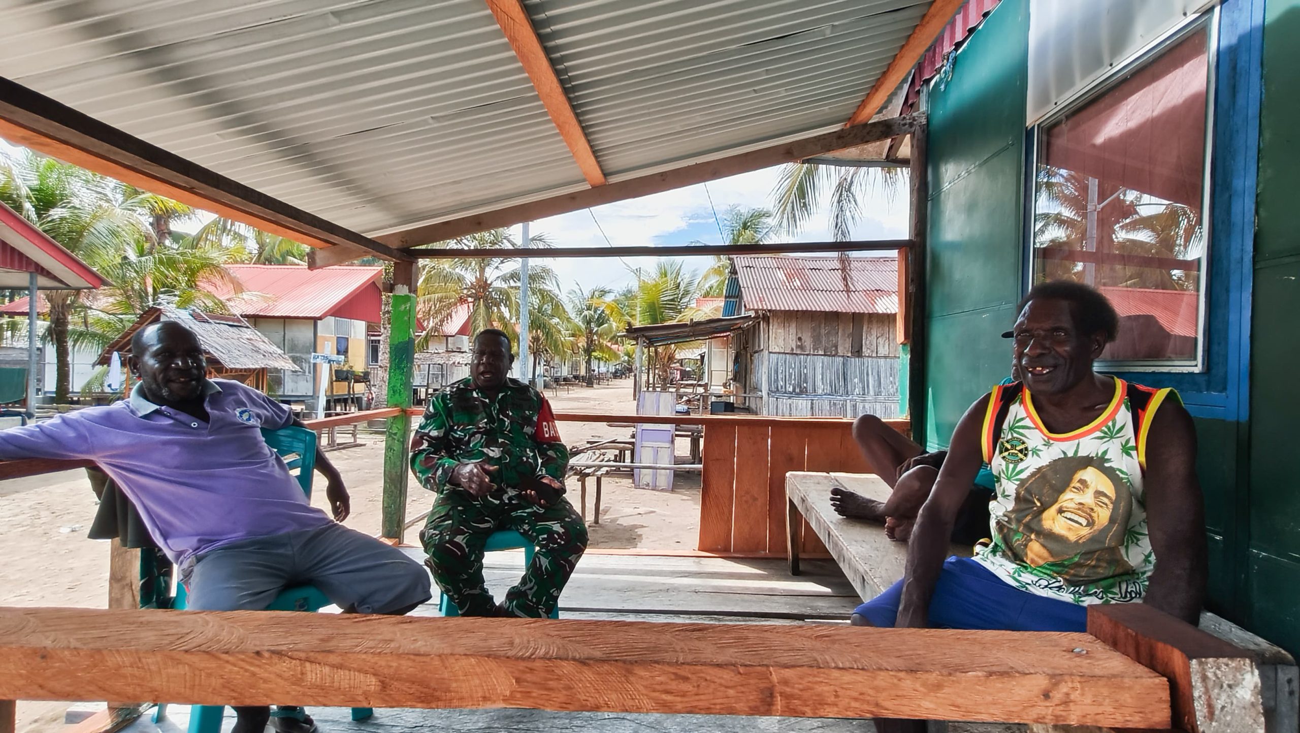 Personel Satgas TMMD Laksanakan Komsos dengan Warga, Pererat Kebersamaan