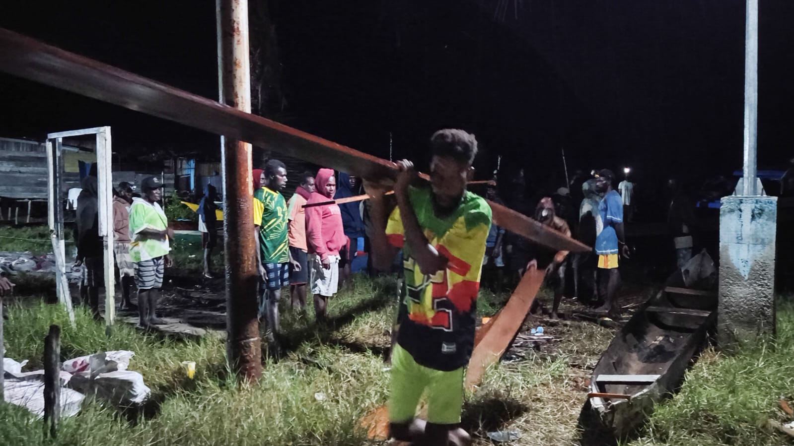 Meski Hujan Deras, Tidak Padamkan Semangat Warga Dukung TMMD di Kampung Keakwa