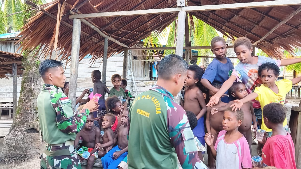 Keceriaan Anak-Anak Warnai Kebersamaan Bersama Personel TMMD Kodim 1710/Mimika