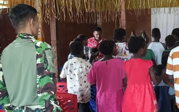 Pererat Kebersamaan di Kampung Keakwa, Personel Satgas TMMD  Ibadah Bersama Masyarakat