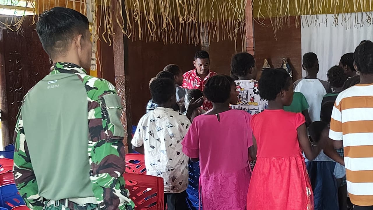 Pererat Kebersamaan di Kampung Keakwa, Personel Satgas TMMD  Ibadah Bersama Masyarakat