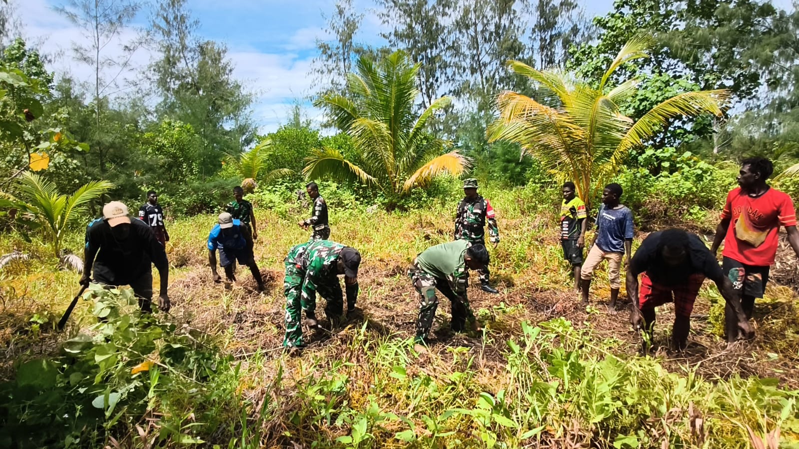 Semangat Gotong Royong, Satgas TMMD Kodim 1710/Mimika Buka Lahan Pertanian Bersama Warga di Kampung Keakwa