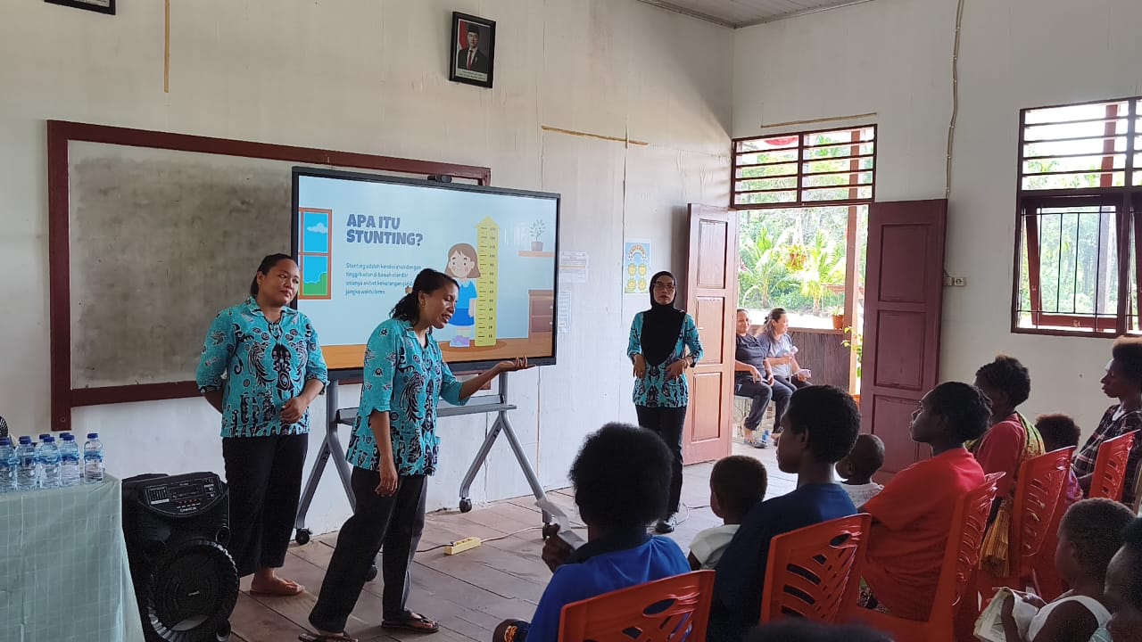 Kolaborasi dengan Pustu Kampung Keakwa, Satgas TMMD Gelar Penyuluhan Kesehatan kepada Masyarakat