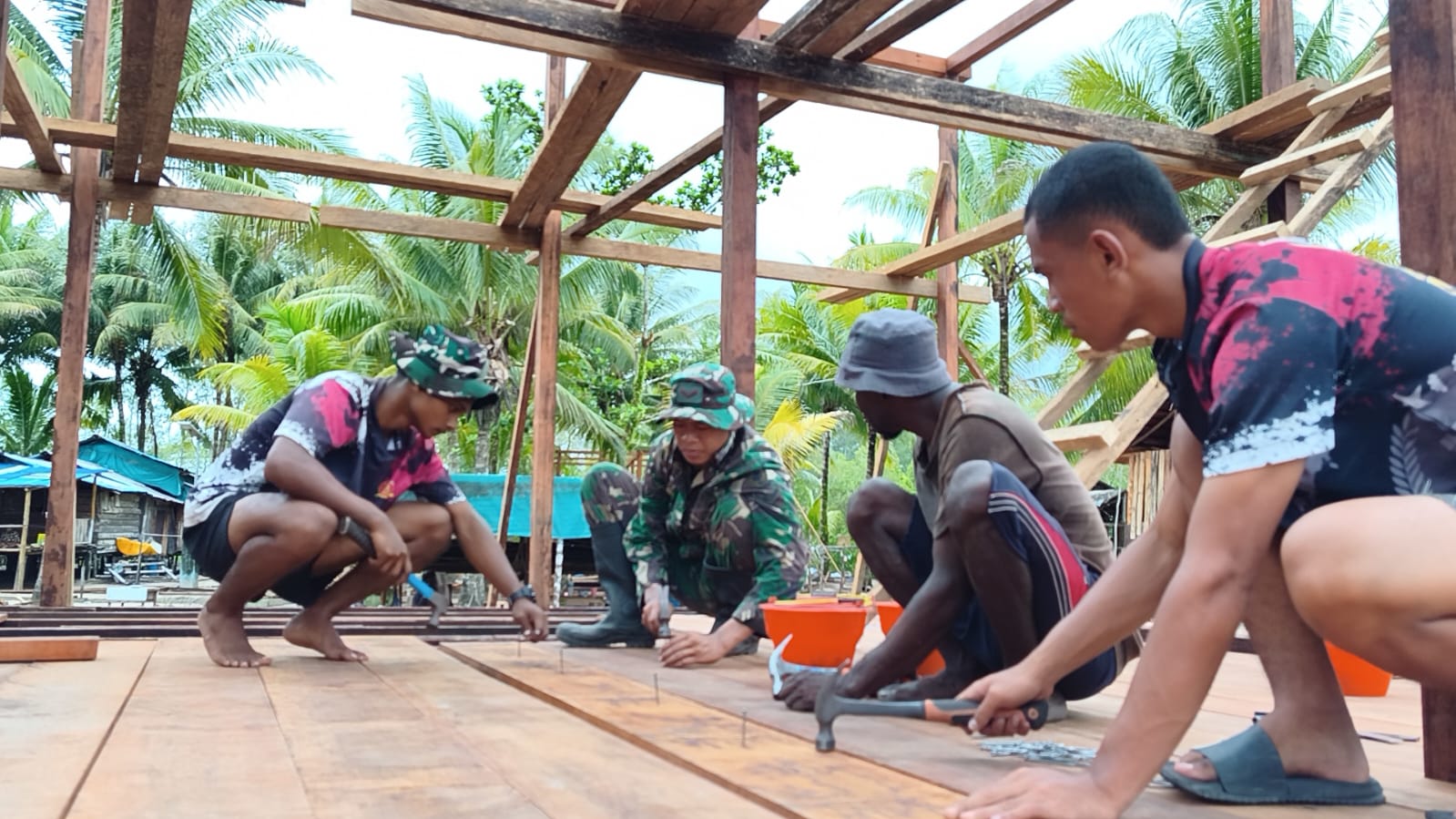 Pemasangan Lantai Rampung, Progres Pembangunan Rumah TMMD Terus Dikebut