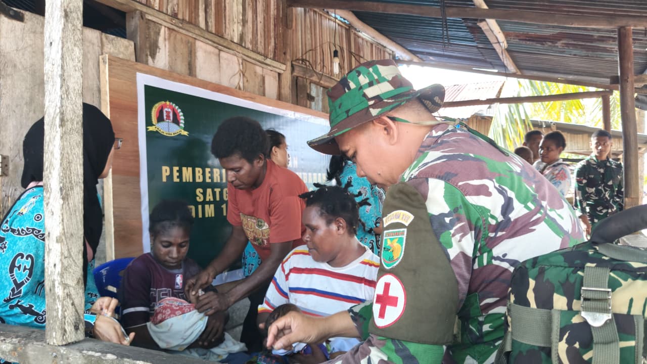 Tingkatkan Pelayanan Kesehatan, Satgas TMMD Gelar Posyandu dan PMT di Kampung Keakwa