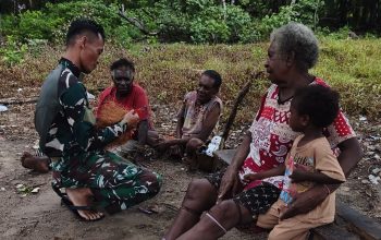 Satgas TMMD Perkuat Hubungan Sosial dengan Warga Kampung Keakwa