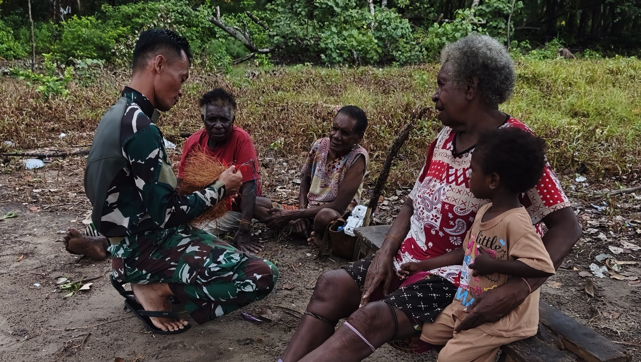 Satgas TMMD Perkuat Hubungan Sosial dengan Warga Kampung Keakwa