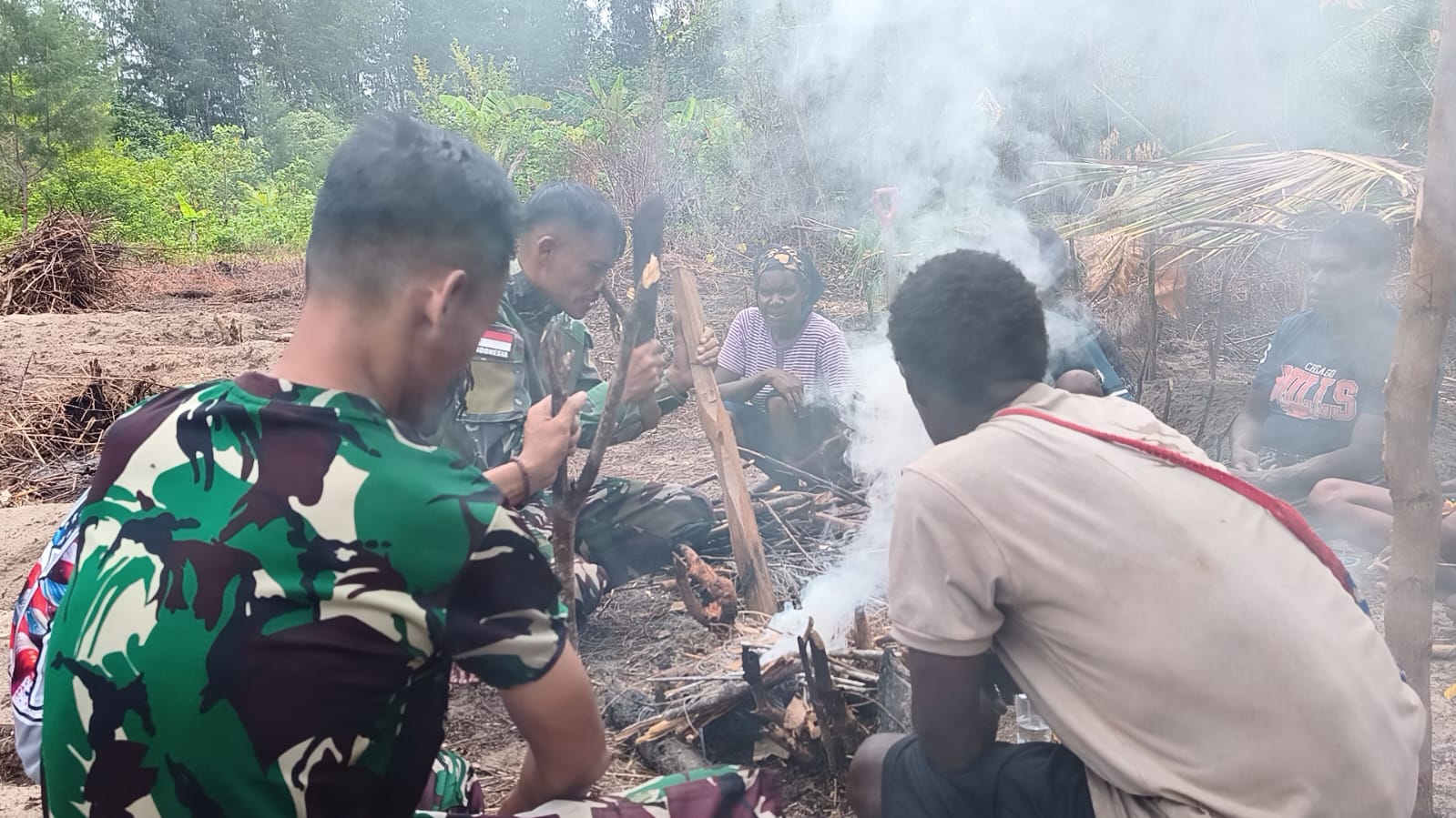Kebersamaan Terjalin, Satgas TMMD dan Warga Ngobrol Santai Usai Kerja Bedengan