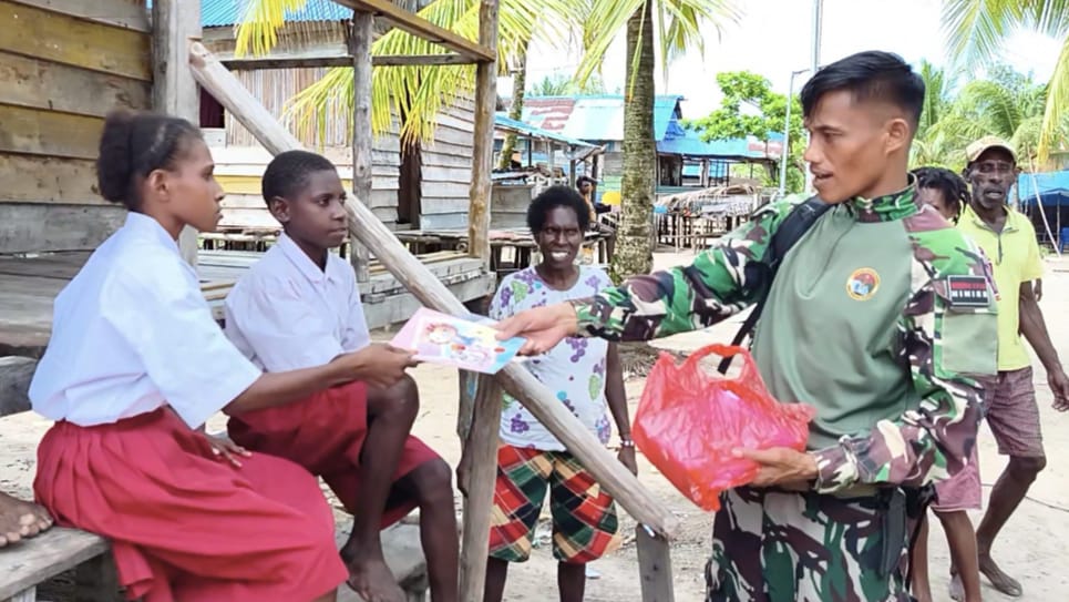 Satgas TMMD Bagikan Alat Tulis kepada Anak-Anak di Kampung Keakwa