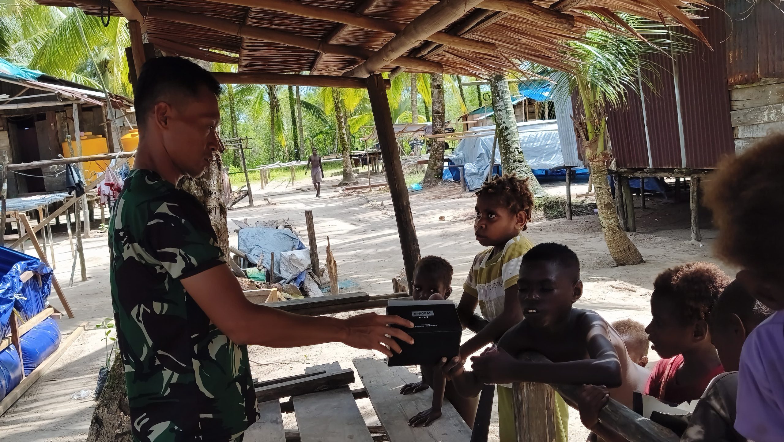 Satgas TMMD Bagikan Ransum kepada Anak-Anak di Lokasi TMMD