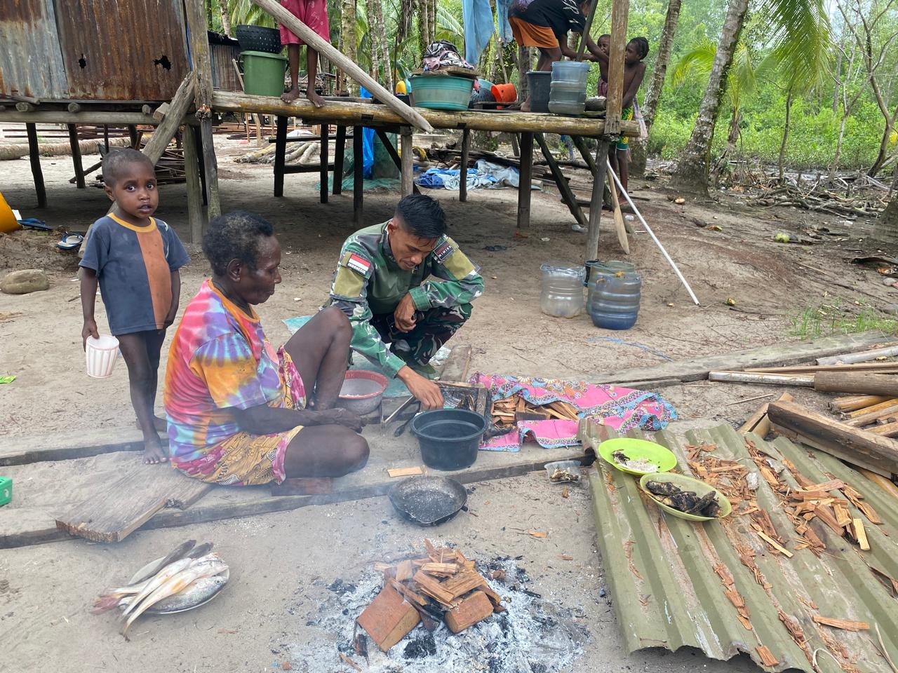 Kedekatan Satgas TMMD dengan Warga, Serda Yohanis Patadungan Jalin Keakraban di Lokasi TMMD