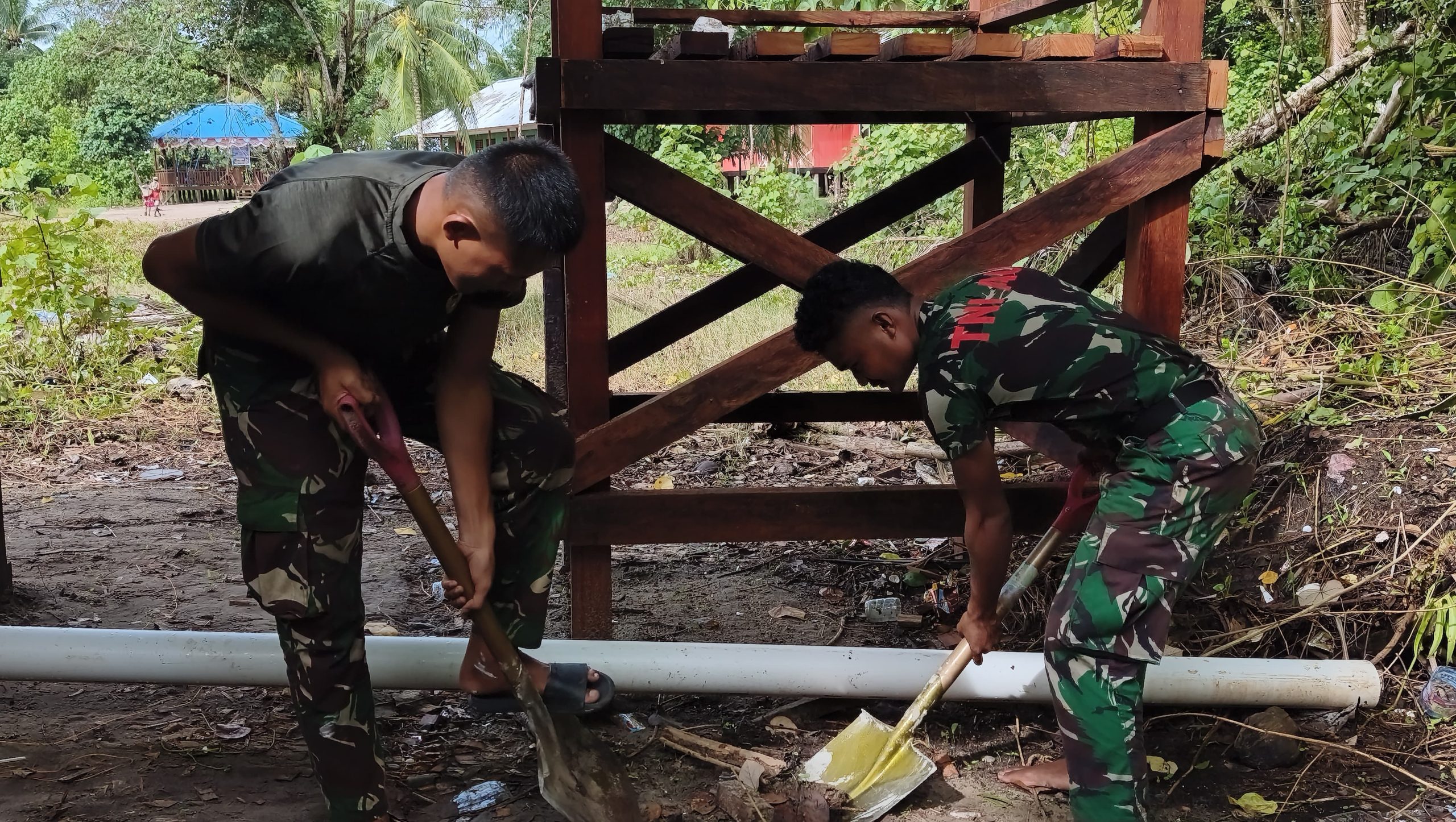 Satgas TMMD Laksanakan Penggalian Septik Tank MCK Umum untuk Warga RT 6 Kampung Keakwa