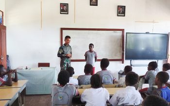 Tanamkan Cinta Tanah Air, Letda Inf Wahyu Aditya Beri Wawasan Kebangsaan kepada Siswa SD Naena Keakwa