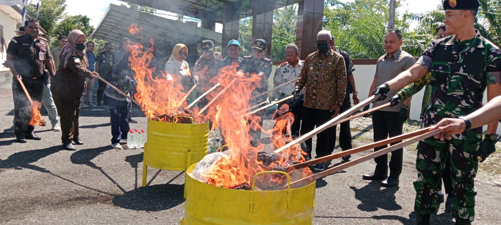 Kejari Mimika Musnahkan 11.614 Barang Bukti Perkara Pidana Yang Inkracht