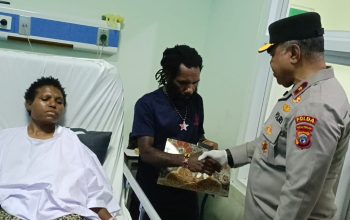 Kapolda Papua Tengah Jenguk Korban Penembakan Tembagapura di RSMM