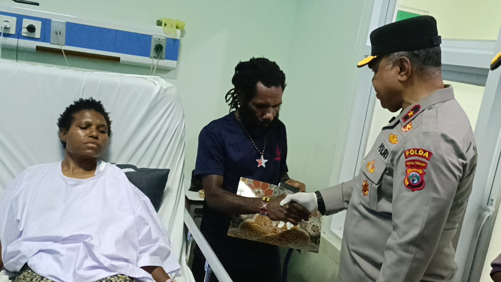 Kapolda Papua Tengah Jenguk Korban Penembakan Tembagapura di RSMM