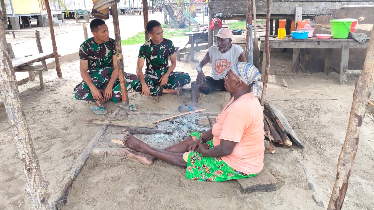 Bangun Kebersamaan, Satgas TMMD Sambangi Rumah Warga Kampung Keakwa