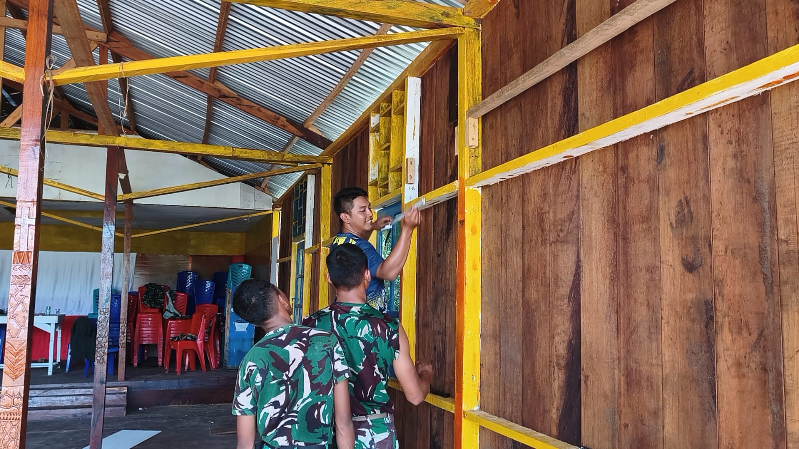 Satgas TMMD Kodim 1710/Mimika Lanjutkan Pemasangan Rangka Dinding Bagian Dalam Gereja Santo Klemens