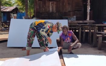 Bersama Warga, Satgas TMMD Laksanakan Pengecatan Triplek Plafon Rumah