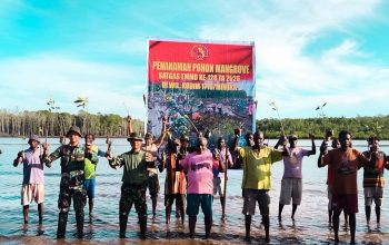 Satgas TMMD Kodim 1710/Mimika Tanam Ribuan Bibit Mangrove di Pesisir Pantai Keakwa