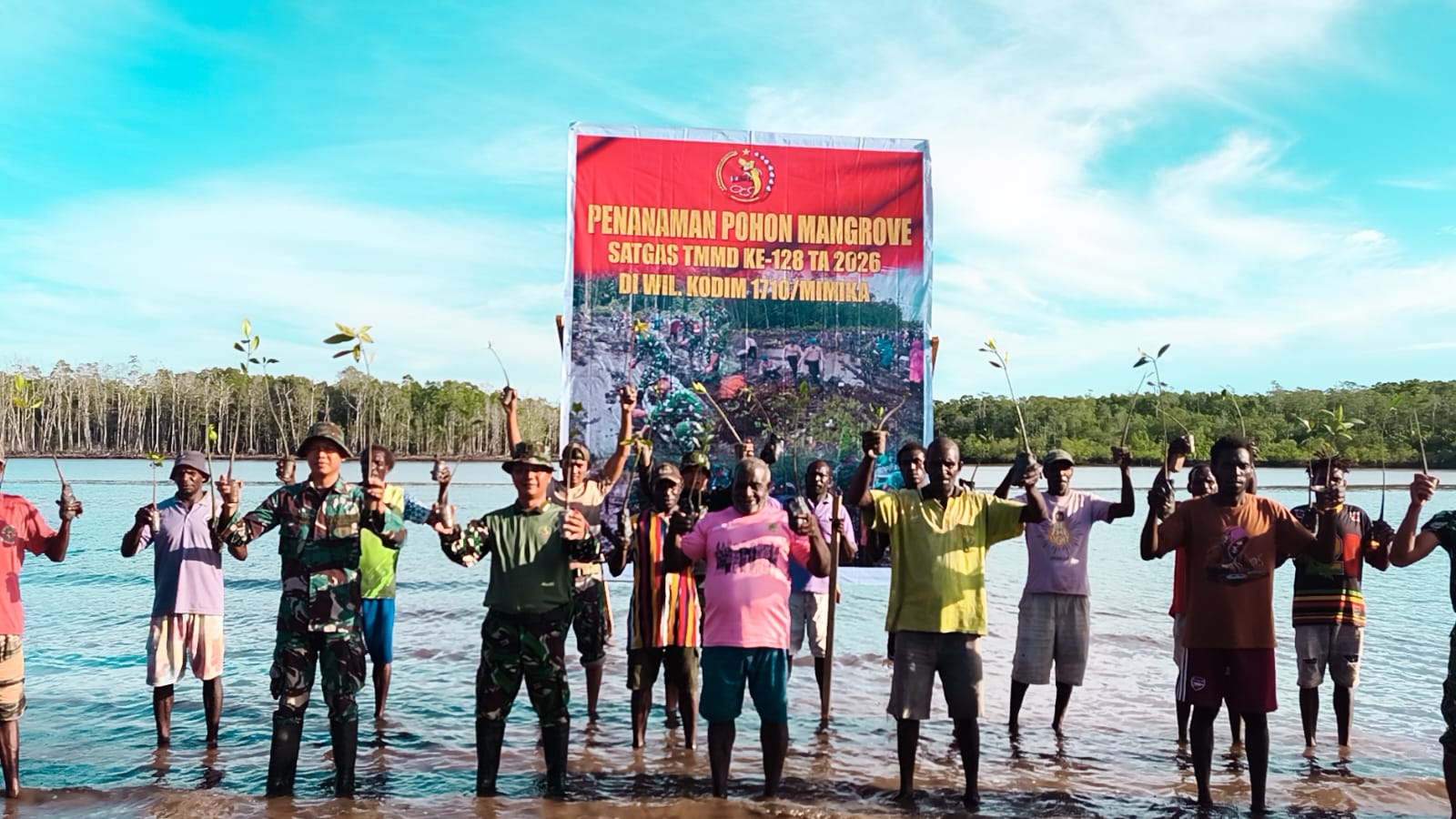 Satgas TMMD Kodim 1710/Mimika Tanam Ribuan Bibit Mangrove di Pesisir Pantai Keakwa