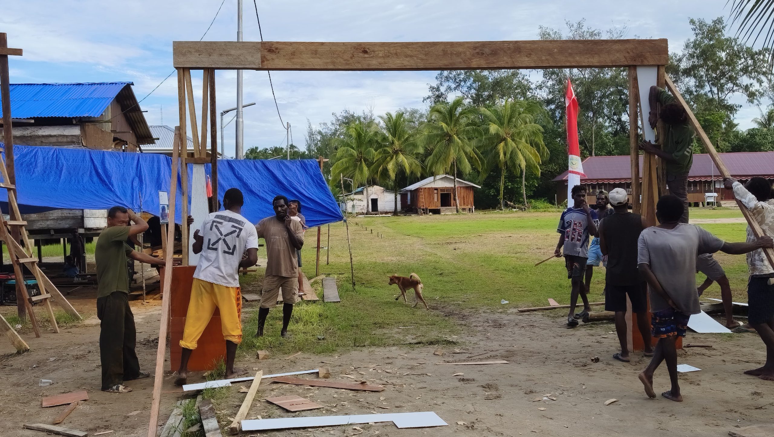 Satgas TMMD dan Warga Gotong Royong Bangun Gapura