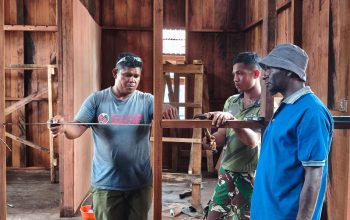 Tahap Demi Tahap, Satgas TMMD Rampungkan Rangka Kamar Rumah Warga