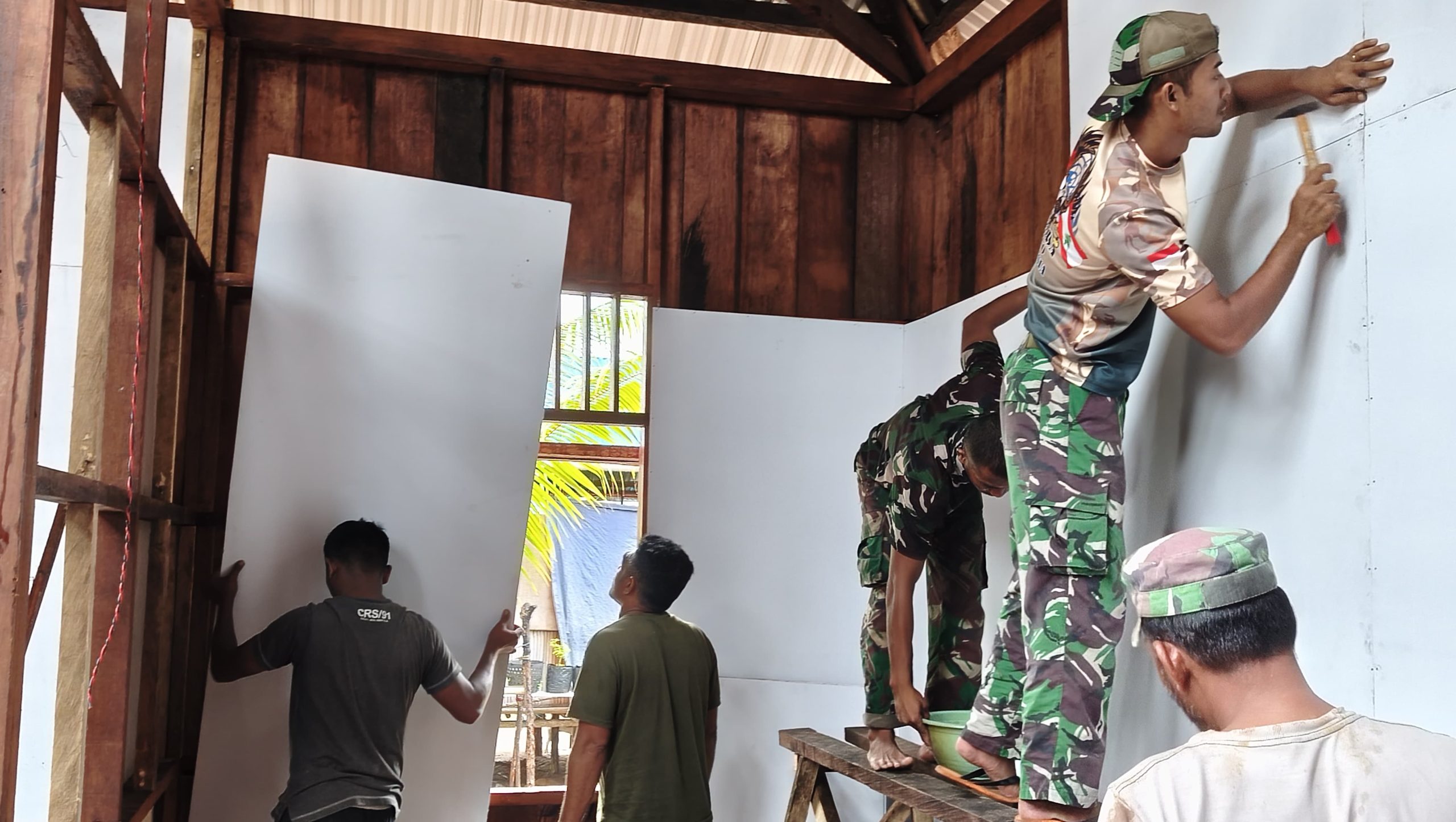 Satgas TMMD Kodim 1710/Mimika Lanjutkan Pemasangan Dinding Kamar Rumah Natalia Natipiya