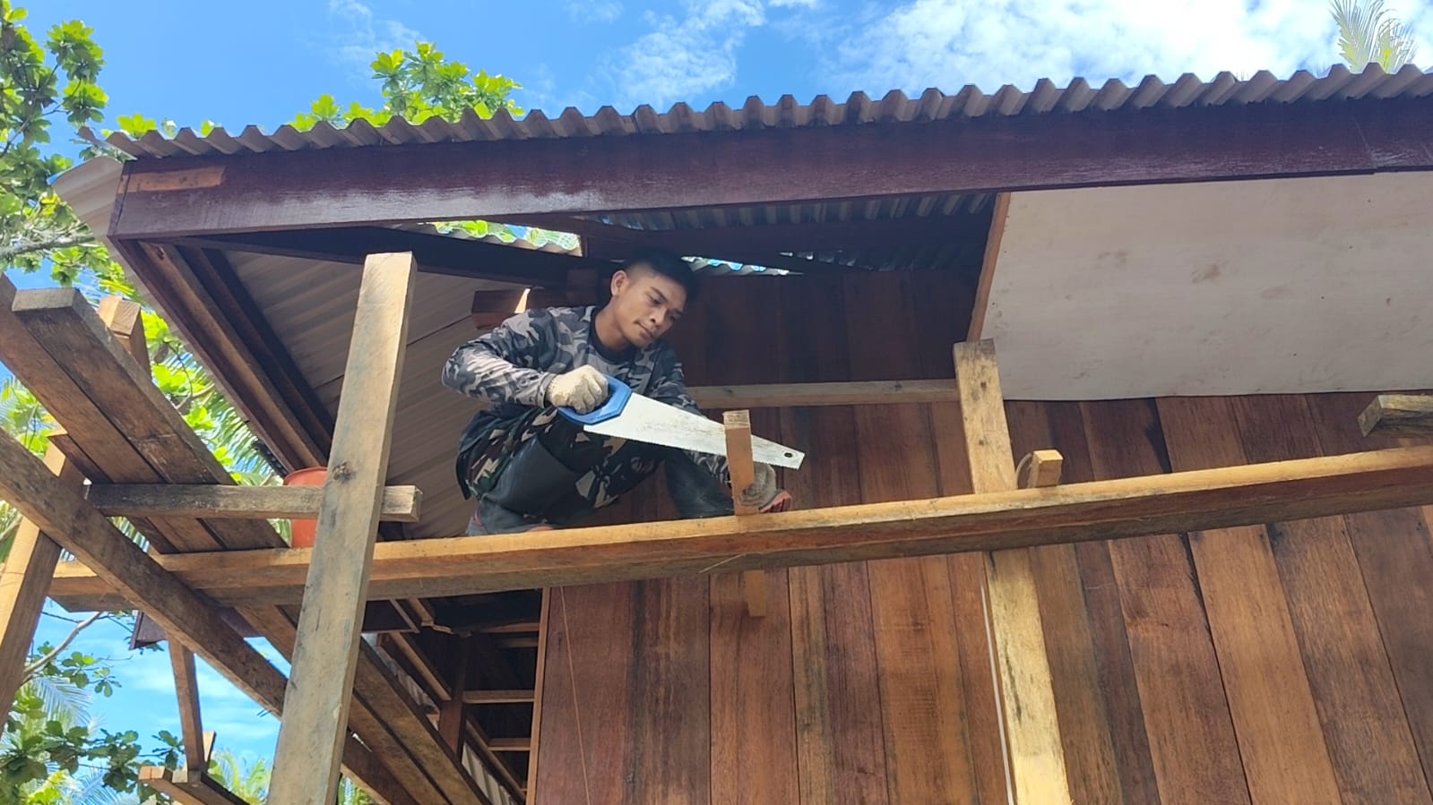 Pembangunan Rumah TMMD Masuki Tahap Pemasangan Rangka Plafon dan Rangka Kamar