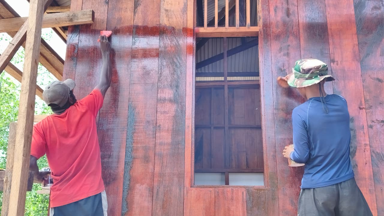 Progres Pembangunan Rumah TMMD Masuki Tahap Pengecatan Dinding di Kampung Keakwa