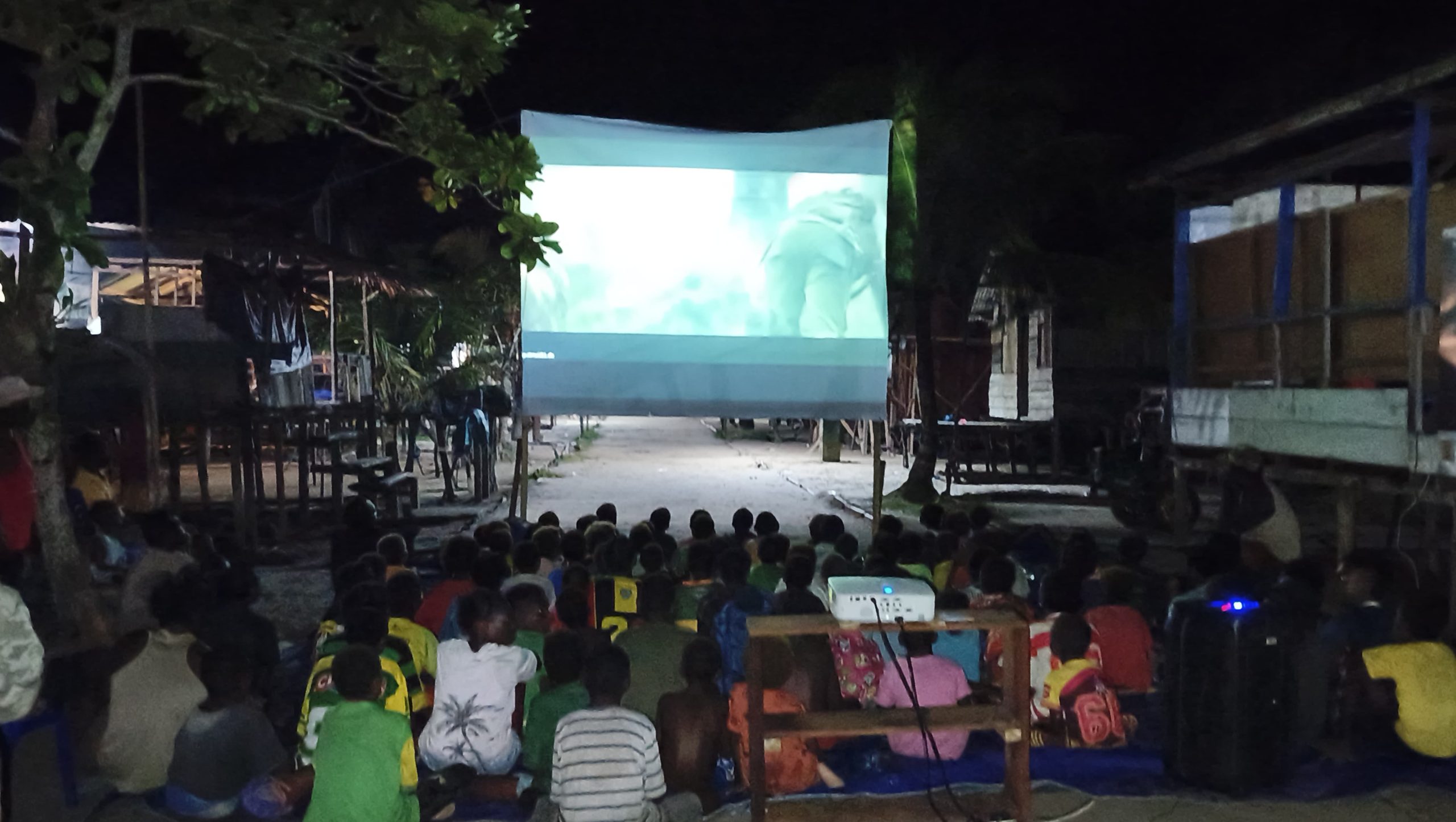 Warga Keakwa Antusias Nobar Film Bersama Satgas TMMD