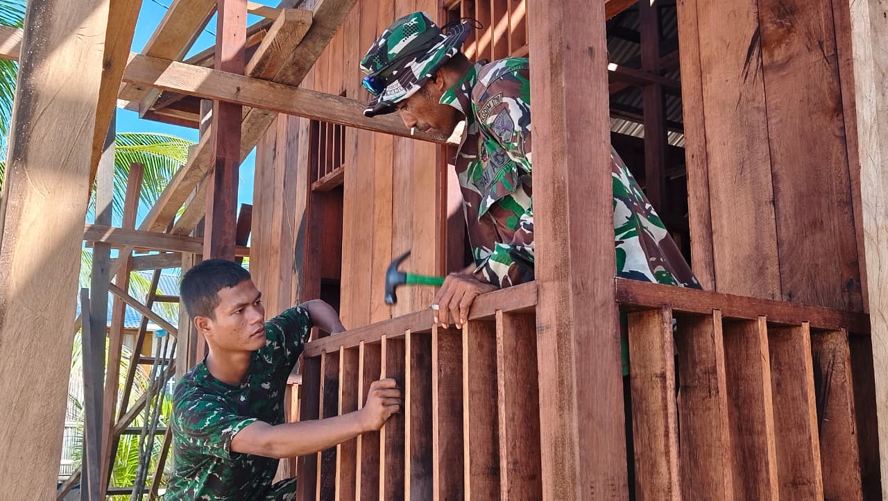 Pembuatan dan Pengecatan Pagar Teras Rumah TMMD Mulai Dikerjakan