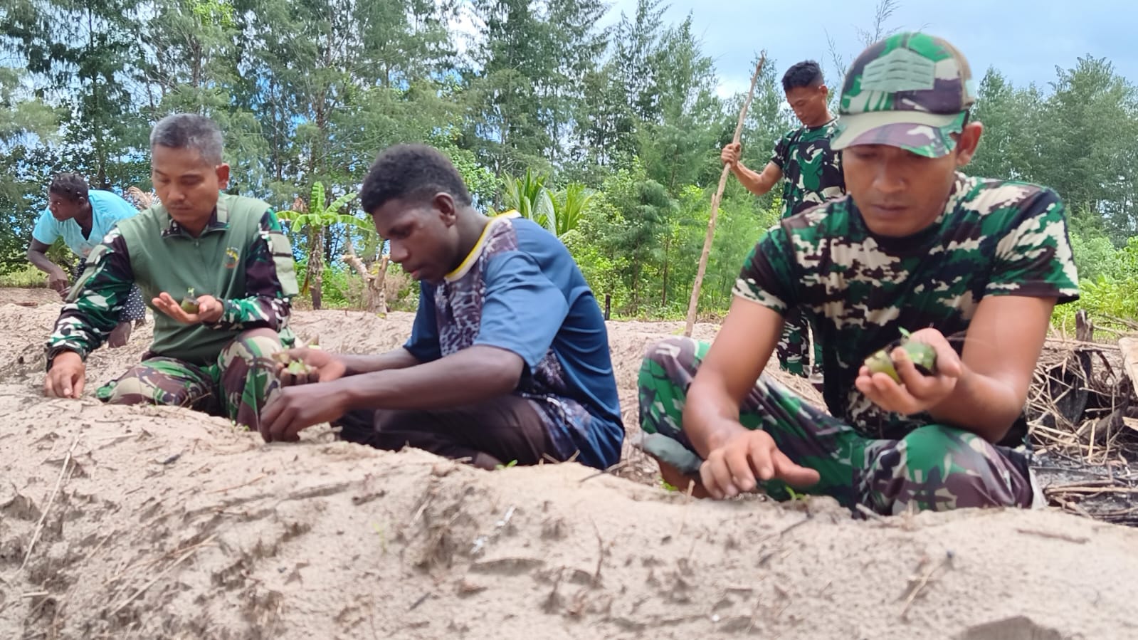 Manfaatkan Lahan Tidur, Satgas TMMD ke-128 Tanam Jagung Bersama Warga